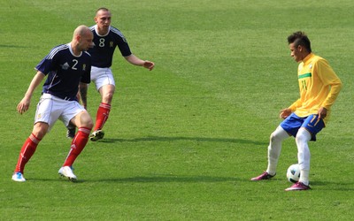 米兰电竞-内马尔突破被犯规瞬间